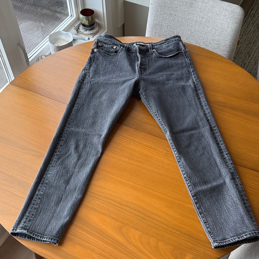 Women’s Levi’s Wedgie size 28 in black/grey